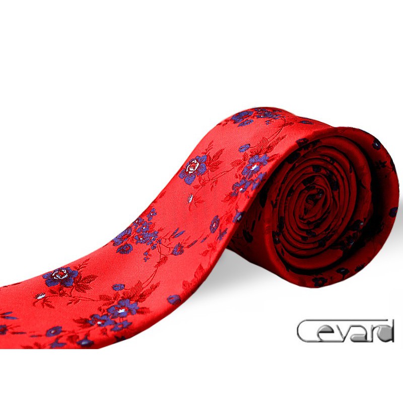 červená kravata s modrými kvetmi