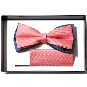 Lososový motýlik na tmavomodrom podklade s vreckovkou