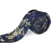Zlatá kravata s kvetovým vzorom na tmavomodrom podklade