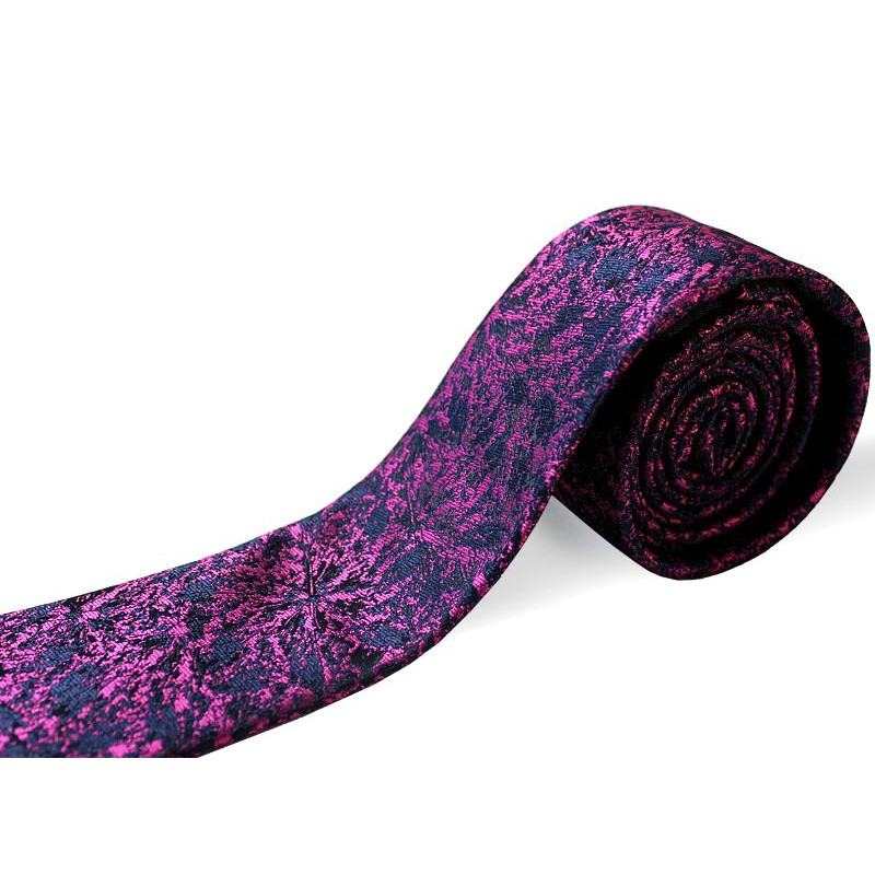 Cyklámenová kravata vzorovaná na tmavomodrom podklade slim