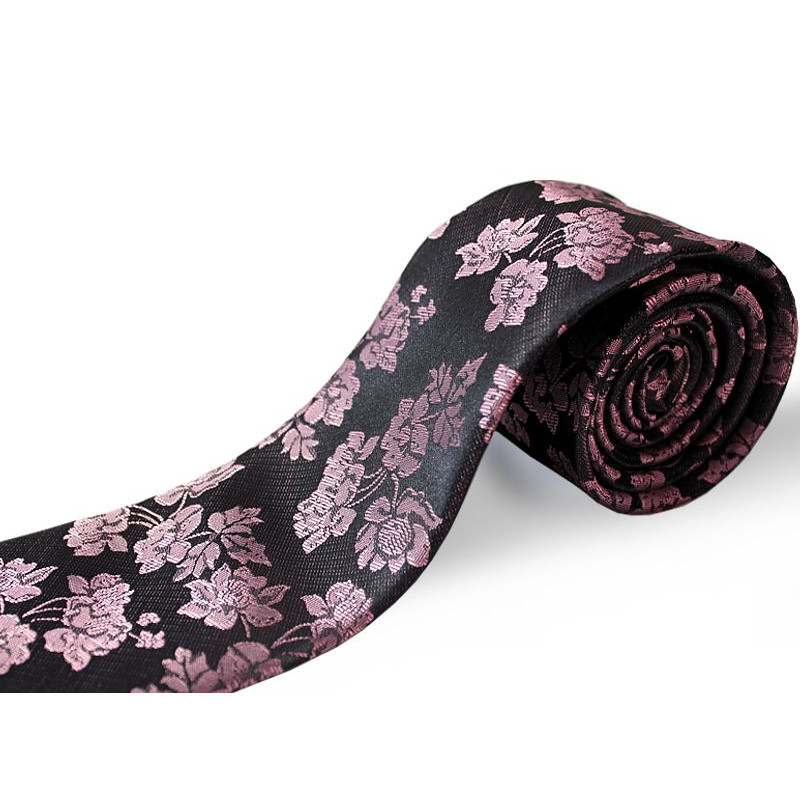 Ružová kravata kvetovaná na čiernom podklade