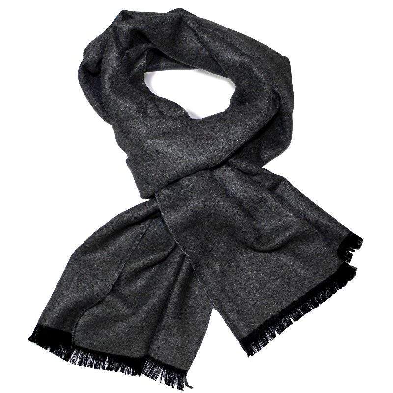 Pánsky šál grafitový s čiernymi strapcami