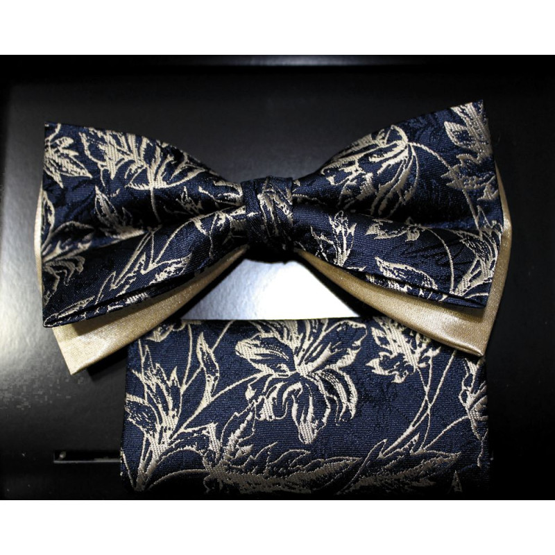 Zlatý motýlik kvetovaný na tmavomodrom podklade s vreckovkou