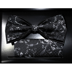 Čierny motýlik s bielym rastlinným motívom s vreckovkou