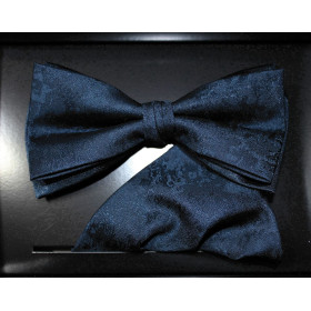 Tmavomodrý motýlik abstraktný vzor s vreckovkou