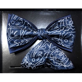 Tmavomodrý motýlik s bielym vzorom paisley s vreckovkou