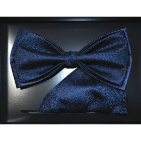 Tmavomodrý motýlik štruktúrovaný s vreckovkou