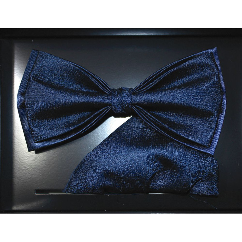 Tmavomodrý motýlik štruktúrovaný s vreckovkou