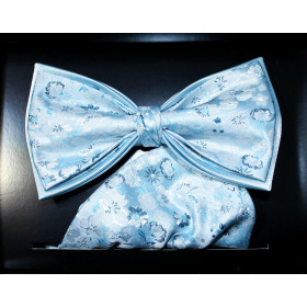 Svetlomodrý motýlik kvetovaný s vreckovkou