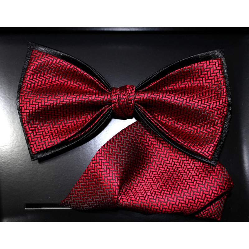 Vínovobordový motýlik štruktúrovaný na čiernom podklade s vreckovkou