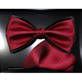 Vínovobordový motýlik štruktúrovaný na čiernom podklade s vreckovkou