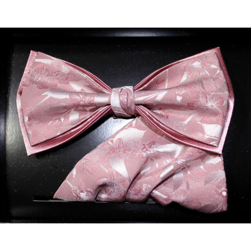 Staroružový motýlik kvetovaný na podklade púdrová ružová s vreckovkou