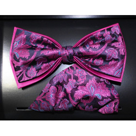 Cyklámenový motýlik paisley na tmavomodrom podklade s vreckovkou