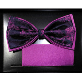 Cyklámenovo-fialový motýlik kvetový vzor na tmavomodrom podklade s vreckovkou