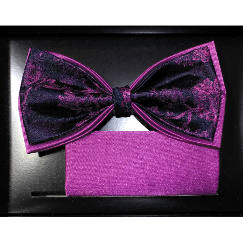 Cyklámenovo-fialový motýlik kvetový vzor na tmavomodrom podklade s vreckovkou