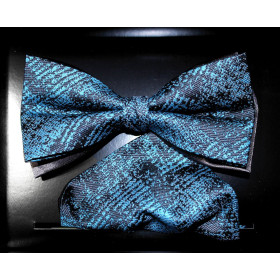 Tyrkysový motýlik štruktúrovaný na hnedom podklade s vreckovkou