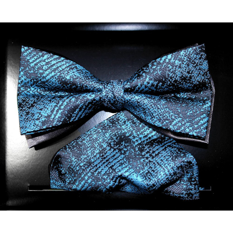 Tyrkysový motýlik štruktúrovaný na hnedom podklade s vreckovkou