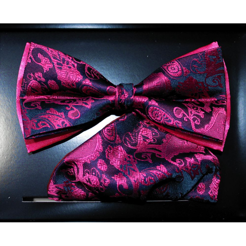 Cyklámenový motýlik so vzorom paisley na tmavomodrom podklade s vreckovkou